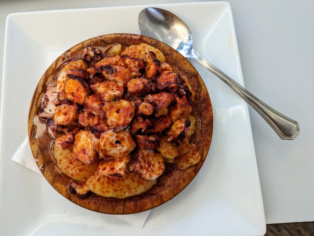 Pulpo med kartoffel og paprika. Foto: Anders Halskov-Jensen